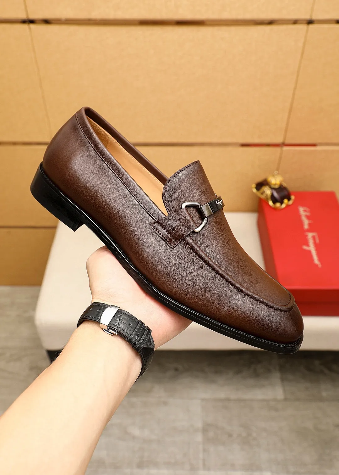 Men's shoes 💰480 💐 Product trademark: Ferragamo "Ferragamo" casual leather shoes Regular size: 38-44 (45.46🉑️customized) Product materials: Selected imported first-layer calfskin upper + luxury hardware buckle, imported water-dyed cow leather lining. Strong three-dimensional visual effect, original rubber outsole Color: 3⃣️colors available